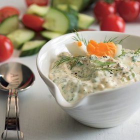 Bylinková zálivka:

Suroviny:

1 svazek kopru, nakrájený
1 svazek jarní cibulky, nakrájený
1 vejce, natvrdo uvařené a nasekané
1 stroužek česneku utřený se solí
5 lžic majonézy + 5 lžic bílého jogurtu
5 lžic zakysané smetany
2 lžíce citronové šťávy
sůl a čerstvě mletý pepř.

Postup:

Vše smíchejte, pokud je zálivka moc hustá, zřeďte ji minerálkou. Na okurkový salát nebo salát z rajčat a okurek.