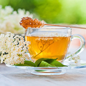 Tohle už dělávaly naše babičky. Kde jinde by se objevilo krásné přísloví: "Před heřmánkem smekni, před bezinkou klekni." Krom už zmíněných léčivých účinků je bez vhodný pro detoxikaci organismu. Na čaj vám budou stačit dvě lžičky usušených květů. Zalijte vroucí vodou a deset minut nechte louhovat.