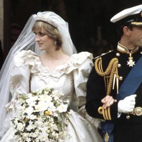 Charles ji požádal o ruku v únoru roku 1981. 