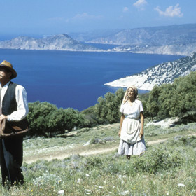 Život na malebném řeckém ostrůvku Kefallénie má svůj neměnný řád. Čas jakoby se tu už dávno zastavil a do lidských osudů kromě běžných rozmíšek a občasného zemětřesení nic rušivého nezasahuje.