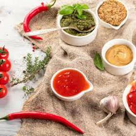 Chilli hořčice

Suroviny:

100 g Hořčičného semínka Labeta
160 ml vody
2 lžíce octa
3 lžíce cukru
1 lžička soli
1 lžička drceného chilli

Postup:

K jednomu balení hořčičného semínka Labeta přidáme chilli a všechny ostatní suroviny a důkladně promícháme. Směs dáme na 24 hodin odležet do ledničky. Po odležení směs rozmixujeme. Pokud chceme dosáhnout dohladka rozmixované konzistence, je vhodnější použít běžný mixér. Pro hrubší strukturu postačí použití tyčového mixéru. rozmixovanou hořčici dáme na dalších 24 hodin odpočinout do ledničky, poté můžeme podávat.