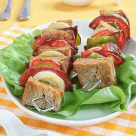 Chlebový špíz s Poličanem

Suroviny:

8 plátků chléb bramborový
1 kus paprika červená
1 kus paprika zelená
120 gramů Poličanu
2 kusy cibule
1 stroužek česnek (utřený, do směsi s olejem )
1 lžička paprika sladká
2 lžíce olej olivový

Postup:

Chléb, salám a papriky nakrájíme na kostičky o velikosti 2 x 2 cm, cibuli na kolečka.

Připravíme si osm špízových jehel nebo špejlí. Na ně střídavě napichujeme suroviny až do jejich spotřebování.

Připravené špízy potřeme ze všech stran směsí oleje, utřeného česneku a mleté papriky. Rozložíme je na grilovací tácky a pečeme na vrchní spirále v troubě vyhřáté na 200° C za stálého otáčení dozlatova.