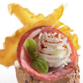 Chuťovky s poličanovým kornoutkem

Suroviny:

220 gramů sýr krémový 
14 koleček rohlík celozrnný
14 koleček Poličanu
3 kusy sušené hrušky
1 lžíce máslo pomazánkové
pepř bílý 
paprika sladká
sůl

Postup:

Hrušky omyjeme, osušíme a nakrájíme na tenké plátky. Rohlíky potřeme pomazánkovým máslem, lučinu vyšleháme se solí a pepřem a kolečka salámu do poloviny nakrojíme.

Kolečka salámu srolujeme do kornoutku a cukrářským sáčkem je ozdobně naplníme lučinou, poprášíme paprikou a položíme na plátky rohlíku.

Nakonec doplníme každou chuťovku 2 plátky sušených hrušek.