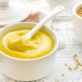 Citrónová hořčice

Suroviny:

100 g hořčičného semínka Labeta 
160 ml vody
2 lžíce octa
3 lžíce cukru
1 lžička soli
1 lžička citronové kůry
1 lžička citronové šťávy

Postup:

Všechny suroviny dáme do mísy a důkladně promícháme. Směs necháme 24 hodin odpočinout v chladničce. Odleželou směs rozmixujeme. Jemnost mixování zvolíme podle vlastní preference. Rozmixovanou hořčici dáme znovu na 24 hodin odležet do chladničky, kde ji následně také skladujeme.