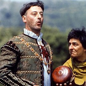 Šlechta, potomci statečných rytířů, zchudla a v jejím zámku se naopak usídlil potomek vykutálených sluhů, který si jen změnil jméno z posměšného Jacquouille na důstojnějšího Jacquarta.