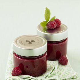 Malinová marmeláda s bílou čokoládou:

Suroviny:

1 kg malin,

2 lžíce citronové šťávy, 

500 g Korunního cukru želírovacího 2:1,

100 g bílé čokolády. 

Postup:

Maliny krátce propláchneme studenou vodou a necháme dobře okapat. Smícháme je s citronovou šťávou, přivedeme do varu a dobře rozmixujeme. Čokoládu krájíme na malé kousky.

Do vychladlé směsi přidáme 500 g želírovacího cukru 2:1 a za stálého míchání vaříme 4 – 6 minut. Provedeme želírovací zkoušku. Sklenice naplníme do poloviny, přidáme trochu čokolády, sklenici doplníme džemem až po okraj a dobře uzavřeme.