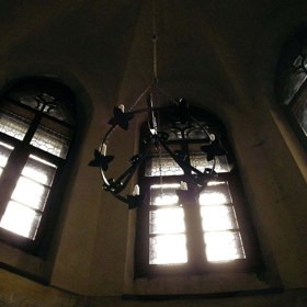 Citlivější povahy prý v hradní kapli dodnes cítí brnění, bolesti hlavy a mrákoty.
