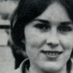 Vřískala, že nechce, ječela jak na lesy, odmítala jít, kus cesty ji tak dozorci museli vléct, posléze chvíli i nést. Uklidnila se, až když kolem jejího krku utáhli oprátku. V ten moment jako by se "vypnula" a spolu s ní i její tělesné svěrače.