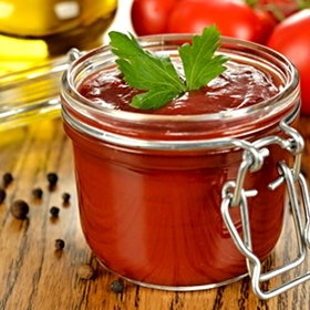 Rajčata spařte, odstraňte slupku a pořádně rozmixujte. Osolte, opepřete, přidejte česnek a bylinky. Směs nalijte do malých skleniček s uzávěrem a zavařte. Těšit se pak můžete z domácího rajčatového protlaku.