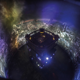 Z patnáct metrů vysoké vyhlídkové terasy si můžete prohlédnout monumentální 27 metrů vysoké 360° panorama, kde na vlastní oči spatříte celý důsledek tehdejší tragédie.