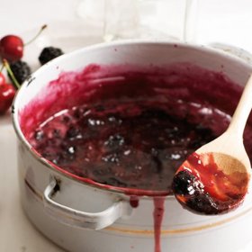 Džem z třešní a ostružin:

Suroviny:

750 g ostružin,
500 g třešní, zbavených pecek,
125 ml vody,
800 g krupicového cukru.

Postup:

750 g ostružin a 500 g třešní, zbavených pecek, a 125 ml vody dejte do smaltovaného nebo nerezového hrnce a vařte cca 5 minut, aby ovoce popraskalo.

Vsypte 800 g krupicového cukru a za stálého míchání svařte dohusta a průhledna, podle chuti doslaďte. Z okraje hrnce při vaření sbírejte pěnu.

Plňte do sterilizovaných sklenic. Uzavřete a obraťte nebo sterilizujte.