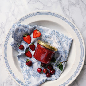 Džem z jahod a třešní:

Suroviny:

0,5 kg jahod,
0,5 kg vypeckovaných třešní,
1 balení JamFix 1:1 od Labety,
kyselina citronová podle chuti,
šťáva z půlky citronu,
800 g cukru.

Postup:

Ovoce rozmělníme tyčovým mixérem, přidáme šťávu z citronu, která dodá aroma, a na konec balíček JamFixu smíchaný s cukrem. Povaříme alespoň 5 minut a průběžně sbíráme pěnu. Nezapomeneme ochutnat a dochutit kyselinou citronovou. Pro jistotu provedeme test – kapku džemu dáme na talířek, a pokud nestéká, můžeme plnit do čistých a vypařených sklenic a otáčíme dnem vzhůru. Pokud je marmeláda moc tekutá, přidáme ještě trochu JamFixu, který musí být smíchaný s cukrem – předejdeme tak hrudkování.


