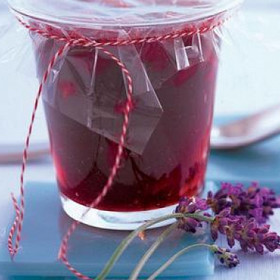 Džem z višní a levandule:

Suroviny:

100  g ořechová jádra nasekaná,
1  kg višně vypeckované,
pomerančová šťáva z 1 pomeranče,
pomerančová kůra z 1 pomeranče,
300  ml bezinková šťáva,
500  g želírovací cukr extra,
snítka levandule 2-3.

Postup:

Nasekané ořechy opražte na plechu, až se rozvoní. Odvažte 850 g višní a ve velkém hrnci je rozmixujte. Přidejte pomerančovou kůru a šťávu, ořechy, bezinkovou šťávu, cukr, levanduli a zbylé višně. Zprudka a za promíchávání vařte 3 minuty. Horké plňte do dobře omytých zavařovacích sklenic se šroubovacím víčkem. Uzavřete, postavte dnem vzhůru a nechte asi 10 minut chladnout. Pak je otočte a nechte zcela vystydnout.