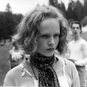 Epizoda Včelař: Flegmatický nadporučík Rudolf Pekař (Vlastimil Hašek) chodí zásadně neozbrojen, a to se mu málem stane osudným při vyšetřování série vloupání do obchodů, když ho přistižený zloděj omráčí hozeným kladivem. Po rozkrytí řetězce překupníků mu už přeje štěstí a při zátahu se mu podaří iniciátora vloupaček zatknout osobně.