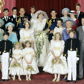 Zásnubní fotografie ukazující usmívající se pár a Dianu ukazujíc svůj prsten – 18karátový safír vykládaný diamanty - se staly velmi populárními.