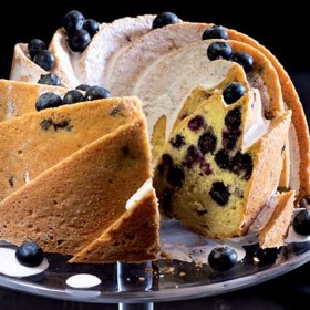 Suroviny:
60 g rozinek,
300 g Pernerky BIO Špaldová mouka jemná,
40 g cukru krupice,
3 ks žloutků,
100 g mléka,
8 g droždí,
70 g másla,
5 g mořské soli.
Na dokončení:
borůvkový džem,
čerstvý tymián,
cukr moučka.