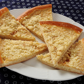 Frgál se zelím:

Suroviny:

500 g čerstvého zelí, 100 g másla, 100 g krupicového cukru, skořice, 1 badyán, mletý pepř.

Postup:

Omyté zelí jemně nakrouháme. Cukr rozpustíme na karamel, vsypeme zelí, mírně podlijeme vodou a dusíme. Jakmile zelí trochu změkne, přidáme koření, máslo a zatáhneme. Náplň necháme vychladnout a pak lehce dosladíme.
