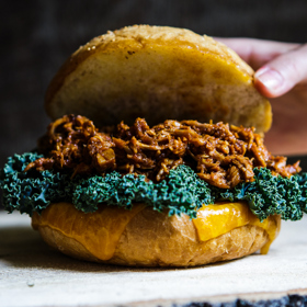 Pokud vám zbylo pečené kuře z předešlého dne, tak ho můžete na burger použít a část práce je hotová. Stačí kuře pouze natrhat na kousky a ohřát, nezáleží na tom, zda pro ohřátí použijete troubu, gril či pánev. Můžete ho lehce dochutit solí i grilovacím kořením. Pokud pečené kuře nemáte, nezoufejte, udělejte si na grilu nebo na pánvi klasické kuřecí steaky, které potřete olivovým olejem a ochutíte grilovacím kořením a lehce osolte. Poté steaky natrhejte. V mezičase přípravy masa se dejte do zpracování dalších ingrediencí. Nejdříve si natrháme na malé kousky jednotlivé saláty, můžete použít salát locika různých barev a ledový salát. Takto připravený salát zakápněte citronovou nebo limetovou šťávou a přidejte k němu najemno nakrájené jablko. Místo kečupu a hořčice použijte lehký a doma vyrobený dresink. Smíchejte v menší misce jogurt a Lučinu, přidejte nasekanou pažitku s petrželkou a prolisovaný česnek, nakonec si vzniklý dresink dochuťte solí a pepřem. Než začnete hamburger připravovat, rozehřejte si ještě housky, ať se neokradete o tu pravou dokonalost všech chutí.