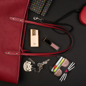 Pokud nemáte moderní alternativu kouření glo, měla byste v kabelce nosit něco, čím se zabaví vaše ruce při chuti na cigaretu.