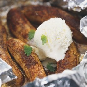 Grilovaný banán s medem a skořicí:

Suroviny:

4 banány, nejlépe tzv. baby,
2 lžíce medu,
šťávu z jednoho velkého citronu
nebo dvou menších,
2 lžíce hnědého rumu nebo koňaku,
1⁄2 lžičky mleté skořice,
1 lžíci másla,
4 porce oblíbené zmrzliny (my jsme zvolili kokosovou),
4 opláchnuté snítky meduňky na ozdobu.

Postup:

Smíchejte med, citronovou šťávu, rum a skořici. Banány oloupejte, velké podélně rozkrojte, vložte do mísy a přelijte sladkou směsí. Nechte odležet.

Položte na dvojitý čtverec z alobalu pomazaný máslem (ne až do krajů) a okraje zvedněte. Přelijte marinádou a navrch dejte zbylé máslo. Přikryjte dílem alobalu a okraje zatočte dovnitř; spojte, ale příliš neutěsňujte.

Grilujte pět až osm minut. Přesuňte na talíře ke zmrzlině a přelijte šťávou.