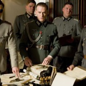  Plukovník Claus von Stauffenberg je loajálním vojákem, oddaně sloužícím své zemi. 