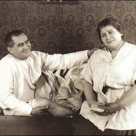 Profesionálně začínala hrát s kočovnými hereckými společnostmi, a to i přes nevůli svých rodičů. 