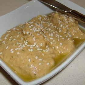 Klasický hummus:

Suroviny:

1  plechovka cizrny
sůl
citronová šťáva z 1/2 citronu
1  stroužek česneku, rozmačkaný
1  špetka kmínu, mletý, nemusí být
2  lžíce sezamové pasty tahini.

Postup:

Všechny ingredience smícháme, rozmixujeme nebo rozmačkáme. Dáme do misky, zalijeme olivovým olejem a poprášíme paprikou. (V oleji mohou být osmažené kousíčky mletého masa.)

Příloha: jakékoliv čerstvé pečivo (autentický je libanonský chléb), zelenina nakrájená na tyčinky.

Sezmová pasta a olivový olej zpomalují vstřebávání alkoholu a přitom jsou zdravé. Vhodné na různá pohoštění, kde se podává alkohol.