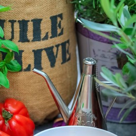 Hummus s rajčaty podle šéfkuchaře Lukáše Nevyjela:

Suroviny:

140 g cizrny
80 g tahini pasty
30 ml olivového oleje
2-3 stroužky česneku (dle chuti)
šťáva z 1 citronu (dle chuti)
sůl
100 g rajčat
bazalka na ozdobení.

Postup:

Hummus je cizrnová kaše z vařené cizrny smíchaná s tahinou pastou, což je pasta ze sezamu, olivovým olejem, citronovou šťávou, třeným česnekem a solí. Vše rozmixujeme.

Hummus můžeme doplnit o sušená rajčata, ale také o čerstvá nebo pečená v troubě. Sušené vmixujeme do hummusu. Pečená či čerstvá přikládáme k hummusu a používáme místo chipsu.