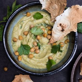 Hummus z avokáda:

Suroviny:

2 avokáda
400 g konzervy cizrny
1 lžíce olivového oleje
1/2 lžičky římského kmínu
5 g sušeného koriandru
sůl
pepř.

Postup:

Všechny uvedené ingredience rozmixujeme dohladka.

Pokud bude směs příliš hustá, zředíme ji pár lžícemi vody.

Hummus se skvěle hodí k čerstvé nakrájené zelenině, celozrnným opečeným tortillám a nebo jako husttí dresink do salátů.