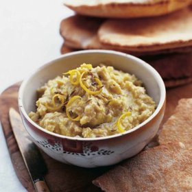 Hummus z bílých fazolí:

Suroviny:

1 jarní cibulku i s natí, nakrájenou na kousky
400g plechovku bílých fazolí, opláchnutých a okapaných
2 lžíce pasty ze sezamových semínek tahini (nemusí být; lze nahradit máslem z burských oříšků); prodávají obchody    s arabskými specialitami
1 paličku česneku
2 lžíce olivového oleje plus trochu na pokapání
1 plátek bílého chleba,  namočeného do vody a lehce "vyždímaného"
kůru z dobře omytého citronu
1/2 lžičky mletých koriandrových semínek (např. značky Benkor,  35g balení za zhruba 10 Kč)
1 lžičku mletého římského nebo běžného kmínu plus trochu na posypání
1 balíček chlebových placek  (pita, arabský chléb…).

Postup:

V mixéru rozdrťte cibulku a česnek, přidejte fazole a všechno rozmixujte v suché pyré. Přidejte tahini, olej, chléb, citronovou kůru i koření a znovu promixujte.

Během mixování do směsi ještě přidejte tři nebo čtyři lžíce studené vody.

Na talíři pokapejte olivovým olejem a poprašte kmínem. Podávejte s chlebovými plackami.