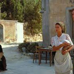 Kapitán Antonio Corelli (Nicolas Cage) se svým mužstvem bere svůj pobyt na ostrově jako dovolenou s tím, že válka je na dosah vysílačky.