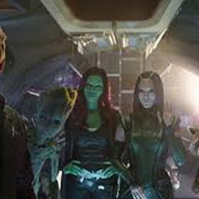 V tomto akcí nabitém, výpravném vesmírném dobrodružství se odvážný dobrodruh Peter Quill stává středem zájmu nájemných zabijáků poté, co Ronanovi, mocnému padouchovi s plány ohrožující celý vesmír, ukradne tajemnou kouli.