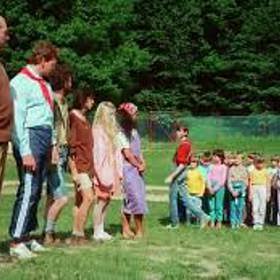 Jedná se o poměrně pozoruhodné dílo, které je velmi podobné zvláštní poetice a humoru Divadla Sklep, jehož děj je úmyslně koncipován jako svérázné pásmo složené z absurdních, parodických, satirických a recesistických scének, které se odehrávají v prostředí letního dětského tábora někdejší Pionýrské organizace Socialistického svazu mládeže.