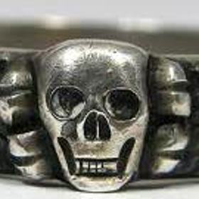 Pro SS navrhl Wiligut ochranný prsten s lebkou a runami.