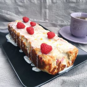 Postup: Čerstvé maliny opereme, zavařené necháme okapat a posypeme je hladkou moukou. Z bílků ušleháme tuhý sníh, do kterého postupně zašleháme cukr, přidáme mouku smíchanou s mletými ořechy, olej, maliny a lehce promícháme. Takto připravené těsto nalijeme do tukem vymazané a hrubou moukou vysypané formy na chlebíček a ve vyhřáté troubě při cca 180 °C upečeme. Hotový chlebíček necháme chvíli vychladnout, vyklopíme z formy na podnos a pocukrujeme směsí moučkového a vanilkového cukru.