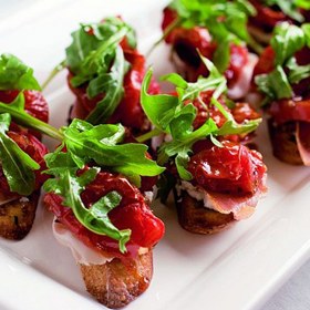 Jednohubky se sušenými rajčaty:

Suroviny:

2 menší bagety nebo rohlíky, 3 lžičky zeleného pesta, 5 sušených rajčat, 10 černých oliv, 50 g parmezánu.

Postup:

Pečivo nakrájejte na kolečka a nasucho ho opečte na pánvi nebo v troubě. Každé kolečko potřete trochou pesta, přidejte sušená rajčata nasekaná nadrobno, půlku olivy a několik hoblin parmezánu. Jednohubky můžete ozdobit lístkem oblíbené bylinky.