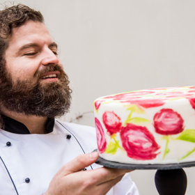 Josef Maršálek - mistr cukrářského umění - strávil sedm let v týmu nejlepších cukrářů Evropy. Ve slavném obchodním domě Harrods pekl dorty třeba i pro anglickou královnu.