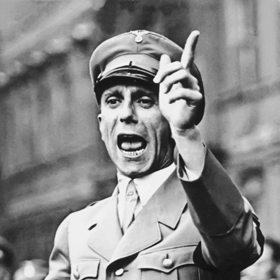 Joseph Goebbels, kterému se kvůli vadě chůze říkalo Kulhavý ďábel, byl pravou rukou Adolfa Hitlera.