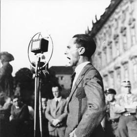 Při svých projevech dokázal okouzlit zástupy Němců.