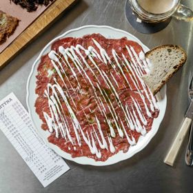 Carpaccio podle šéfkuchaře Pavla Straky

Suroviny:

140 g malého ořechu 

Na 4-5 porcí dresingu potřebujete:
125 ml slunečnicového oleje
200 gr sýru Gran Moravia
250 ml hovězího vývaru

Postup:

Hovězí nakrájejte přes vlákno na tenké plátky. Pečicí papír pokapejte trochou slunečnicového oleje, položte na něj maso a přeložte druhým papírem. Hladkou paličkou přes něj maso opatrně rozklepejte na jednolitý tenký plátek.

Sýr za stálého míchání rozvařte ve vývaru a přeceďte. Vývar svařte zhruba na polovinu a vychlaďte. Poté ho vyšlehejte s olejem do hladké emulze, podobně jako majonézu.

Plátky masa ozdobte dresinkem a kapkami petrželového oleje (může být i olivový). Dochuťte maldonskou solí a čerstvě mletým pepřem.