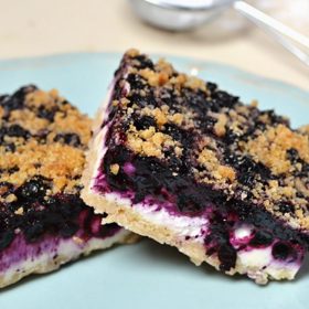 Borůvkový koláč s drobenkou je hitem letní sezóny. Stačí vyrazit do lesa na borůvky a za chvíli máte voňavý koláč na stole.