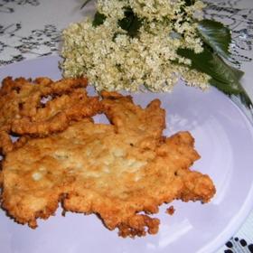 Smažené květy bezu si můžete udělat jak na slaný, tak i sladký způsob.

Co budete potřebovat? 

Na těsto pro slaný způsob budete potřebovat 1/4 litru mléka, 2 vejce, špetku soli, cca 120 g hladké mouky (nebo i celozrnné špaldové) a slunečnicový olej. Musí vám vzniknout těsto podobné konzistenci toho, které děláte na palačinky. 
Jak na to? 

Květenství vezmete za stopku a namočíte jej do těsta. Když jsou květy pořádně obalené, za stopku je vytáhneme a položíme do rozehřáté pánve s olejem. Zatímco se smaží po jedné straně, ostříháte nůžkami stopku i ostatní výčnělky z květenství. Až se vám bude zdát, že je kosmatice z jedné strany dostatečně opečená, obrátíte ji. Na talíři s papírovým ubrouskem pak z hotové kosmatice necháte skapat tuk. Dejte si k ní bramborovou kaši nebo pouze s pikantní omáčkou.