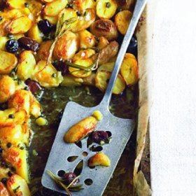 Křupavé nové brambory:

Suroviny:

1 kg nových brambor, odrhnutých
hrst kaparů + 2 hrsti černých oliv
1 lžíce tymiánových lístků
pár snítek rozmarýnu
6 lžic olivového oleje
mořská sůl a čerstvě mletý pepř
1 lžíce bílého vinného octa nebo
citronové šťávy.

Postup:

Troubu předehřejte na 220 °C. Brambory dejte vařit do osolené vody; stačí 12 minut. Pak je sceďte, přepulte a přendejte do mísy. Přidejte k nim kapary, olivy i bylinky. Nakonec vmíchejte 5 lžic oleje, sůl a pepř, promíchejte a některé brambory lehce rozmáčkněte.

Plech vyložte papírem na pečení, vsypte brambory. Zbylou lžíci oleje rozmíchejte s octem a zálivkou přelijte brambory a pečte 40 minut dozlatova.

