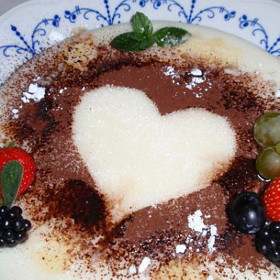 Krupicová kaše:

Suroviny:

2  lžíce másla
sůl na špičku lžičky
1  l mléka
1  ks vanilkového cukru
8  lžic dětské krupice.

Dále dle chuti
moučkový cukr
čokoláda - nastrouhaná
citronová kůra
skořicový cukr
kakao
perník na strouhání , marmeláda, sirup...
rozpuštěné máslo.

Postup:

Mléko se solí, vanilkovým cukrem a krupičkou smícháme v hrnci, nejlépe s nepřilnavým dnem, a necháme alespoň půl hodiny odležet. Pak za stálého míchání ode dna přivedeme kaši k varu a vaříme cca 3 minuty. Po odstavení přidáme studené pokrájené máslo, které za stálého míchání necháme v kaši volně rozpustit.

Po rozpuštění másla rozdělíme kaši do talířů, nazdobíme dle chuti tím, co máme na kaši nejraději: rozpuštěné máslo, moučkový cukr, med, skořici, ovoce, čokoládu... a podáváme.