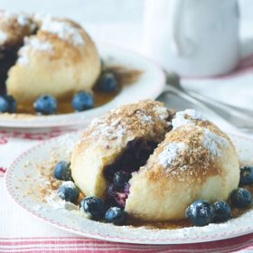 Kynuté borůvkové knedlíky

Suroviny:

200 g hrubé mouky
200 g polohrubé mouky
1⁄2 sáčku sušeného droždí
1 špetka soli
1 vejce
80 ml mléka
400 g borůvek
150 g másla
4 lžíce moučkového cukru
50 g perníku na strouhání

Postup:

Smíchejte oba druhy mouky s droždím a solí. Uprostřed směsi udělejte důlek, vyklepněte do něj vejce a přilijte mléko.

Vypracujte hladké těsto, překryjte ho potravinovou fólií a nechte 45 minut kynout na teplém místě.

Těsto rozdělte na 12 stejně velkých kousků a z každého vytvarujte placičku. Do středu položte malou hrst borůvek a knedlík zabalte.

Do vroucí vody vložte knedlíky. Po 8 minutách je otočte a vařte dalších 7 minut. 5. Vyjměte a povrch propíchejte vidličkou, aby vyšla pára.

Máslo rozpusťte a přelijte jím na talíři knedlíky. Ozdobte borůvkami, moučkovým cukrem a strouhaným perníkem.