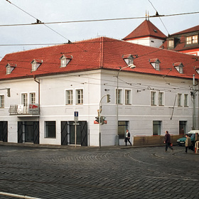 Vlastnil Dům U zlaté lodě přímo v srdci Malé Strany.