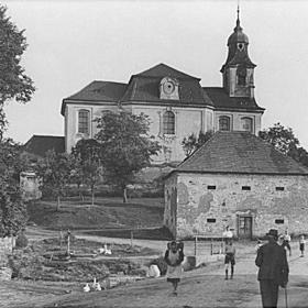 Malebná obec se starobylým názvem Lidice. Nikdo do poslední chvíle netušil, že se stane terčem nejhrubšího násilí. Nacističtí vojáci obklíčili Lidice v červnu 1942 a obyvatele vyvraždili či poslali do koncentračního tábora.