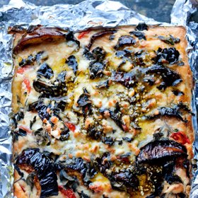 Lilkový cheesecake:

Suroviny:

středně velké lilky 2 ks (700 g),
olivový olej 65 ml + na potření,
oválná cherry rajčata 150 g,
sýr feta 150 g,
krémový sýr 150 g,
vejce 3 ks,
smetana ke šlehání (40 %) 60 ml,
otrhané lístky oregana 10 g,
směs koření za’atar 1,5 lžičky,
sůl a čerstvě namletý černý pepř.

Postup:

Předehřejte troubu na 190 °C. Lilky nakrájejte po šířce na 2cm plátky a vyskládejte je na plech vyložený pečicím papírem. Potřete je 60 ml olivového oleje, ochuťte solí a pepřem a pečte 40 minut dozlatova a doměkka. 
Hlubokou čtvercovou koláčovou formu 19 x 19 cm nebo kulatou formu o průměru 20 cm vyložte potravinářskou fólií a potřete trochou olivového oleje. Rajčata podélně rozpulte. 
Upečené lilky vyjměte a nechte vychladnout. 
Do mísy rozdrobte kousky sýra feta a prošlehejte ho s krémovým sýrem, vejcem, smetanou a špetkou černého pepře dohladka. 
Lilky naskládejte do formy tak, aby se opíraly jeden o druhý, aby téměř stály na hranách. Mezery vyplňte kousky rajčátek a posypte polovinou oregana. 
Vlijte sýrový krém tak, aby lilky a rajčata nepřekrýval, posypte zbylým oreganem a pečte v troubě předehřáté na 170 °C zhruba 35–40 minut, až krém ztuhne a povrch zezlátne. Vyjměte z trouby a nechte lilkový cheesecake zchladnout na pokojovou teplotu. 
Vyjměte ho z formy a nakrájejte na kousky. Koření za’atar smíchejte se zbývající lžičkou olivového oleje, směsí opatrně potřete povrch a boky jednotlivých porcí a podávejte.

