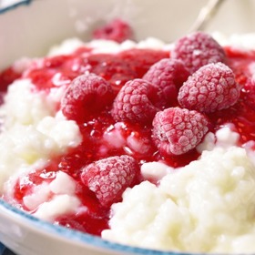 Mléčná kaše s malinami

Suroviny:

1 l mléka
300 g krátkozrnné rýže
200 g malin
1 balení skořicového cukru

Postup:

Několik malin oddělíme stranou na ozdobení. V mléku uvaříme rýži doměkka, pak vhodíme zmražené nebo čerstvé maliny, dobře promíchejte a osladíme skořicovým cukrem.