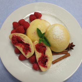 Malinové ovocné knedlíky

Suroviny:

Těsto:

sůl - špetka
1  ks vejce
2  lžíce moučkový cukr
1  ks vanilkový cukr
400  g polohrubá mouka
21  g droždí
220  ml vlažná voda dle hustoty těsta, cca

Dále:

moučkový cukr
šlehačka nebo zakysaná smetana, jogurt...
maliny
drobenka 
maliny
kostkový cukr

Postup:

Mouku nasypeme do mísy, smícháme s moučkovým cukrem a solí. Uprostřed mouky uděláme důlek, do něj rozklepneme vejce, rozdrobíme droždí, přisypeme vanilkový cukr, přilijeme trochu vlažné vody a mírně promícháme na kašičku, ze které necháme vzejít kvásek. Pak přilijeme zbylou vlažnou vodu a vypracujeme hladké vláčné těsto, které necháme na teplém místě pod utěrkou kynout cca 30-40 minut.

Těsto pak opět propracujeme, rozdělíme na několik stejně velkých dílků, které na pomoučněném stole zploštíme, naplníme očištěnými suchými malinami nebo ostružinami, a protože jsou po tepelné úpravě maliny i ostružiny dost kyselé, přidáme k nim i kousek kostkového cukru. Všechny knedlíky pevně uzavřeme, spojem je klademe na pomoučněný stůl, kde je necháme ještě krátce (cca 12 minut) kynout.

Po vykynutí knedlíky naházíme do vroucí vody a vaříme cca 5 minut. Během vaření je opatrně alespoň jednou promícháme (otočíme).

Uvařené knedlíky vyndáme cedníkem do mísy a IHNED je propícháme vidličkou nebo jehlicí, aby z nich vyšla pára. Pokud bychom je nepropíchali, knedlíky by se srazily. Knedlíky posypeme trochou moučkového cukru a promícháme, nedojde tak k jejich slepení (nebo je pokapeme máslem).

Na talířích je ozdobíme dle vlastní chuti a fantazie slazenou šlehačkou či smetanou, čerstvými malinami nebo ostružinami, posypeme moučkovým cukrem...